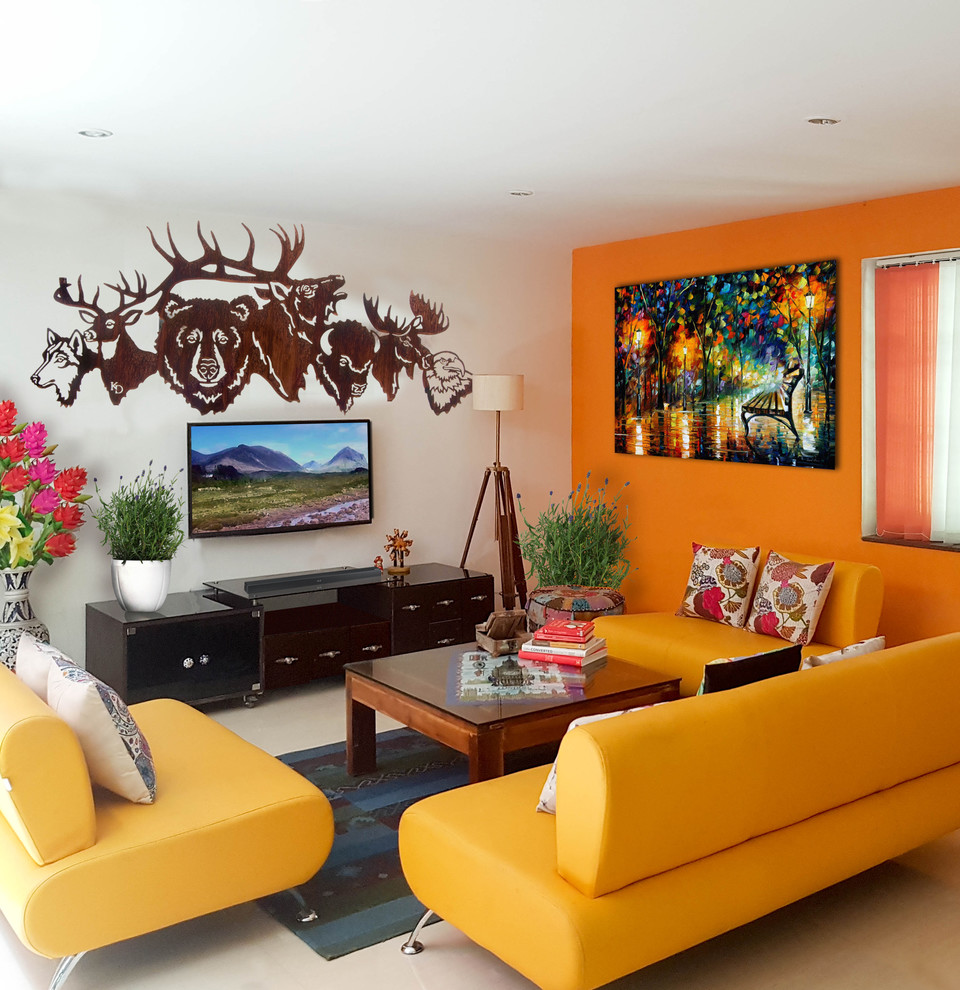 Idee per un soggiorno eclettico con pareti arancioni, nessun camino, TV a parete e pavimento bianco