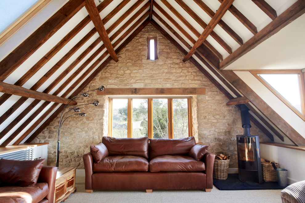 Mittelgroßes, Abgetrenntes Modernes Wohnzimmer mit weißer Wandfarbe, Teppichboden, Kaminofen, Kaminumrandung aus Stein und TV-Wand in Wiltshire