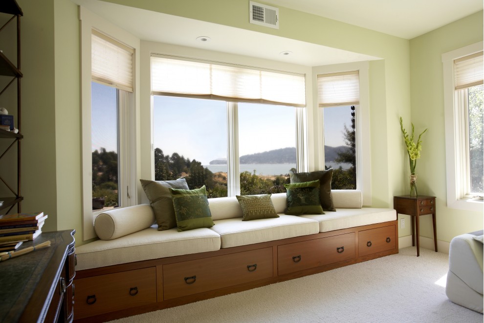 Свежая идея для дизайна: открытая гостиная комната среднего размера в современном стиле с зелеными стенами и ковровым покрытием без камина - отличное фото интерьера