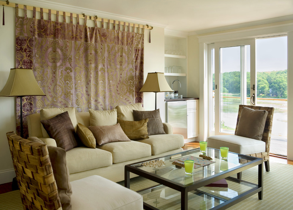 Idee per un soggiorno minimalista di medie dimensioni con pareti beige, parquet chiaro e pavimento marrone