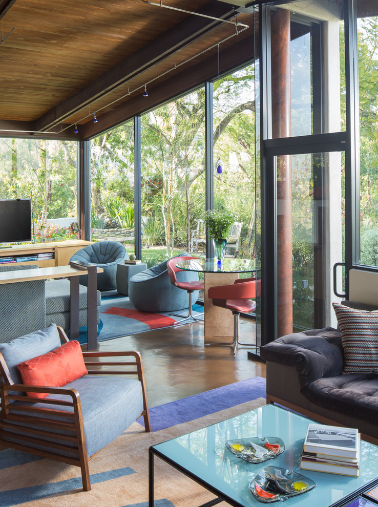 Immagine di un soggiorno contemporaneo di medie dimensioni e aperto con pavimento in cemento, TV autoportante e pavimento grigio