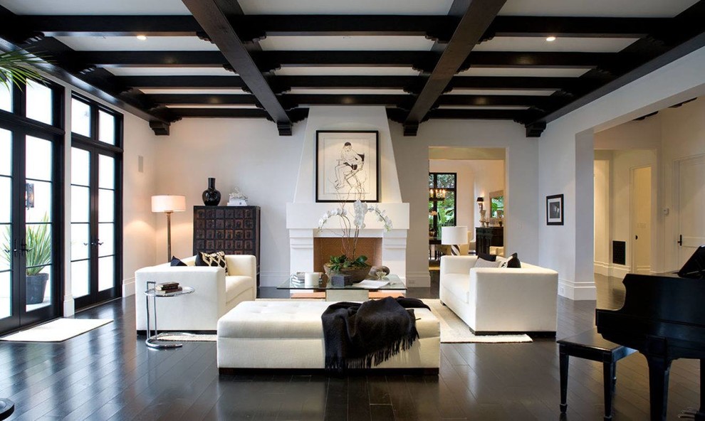 Diseño de salón con rincón musical mediterráneo con paredes blancas, suelo de madera oscura, todas las chimeneas y suelo negro
