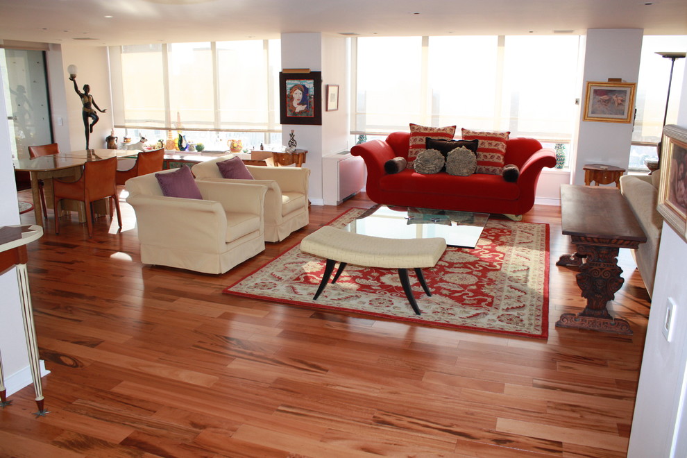 Cette image montre un grand salon design ouvert avec un mur beige, un sol en bois brun, aucune cheminée et un téléviseur encastré.