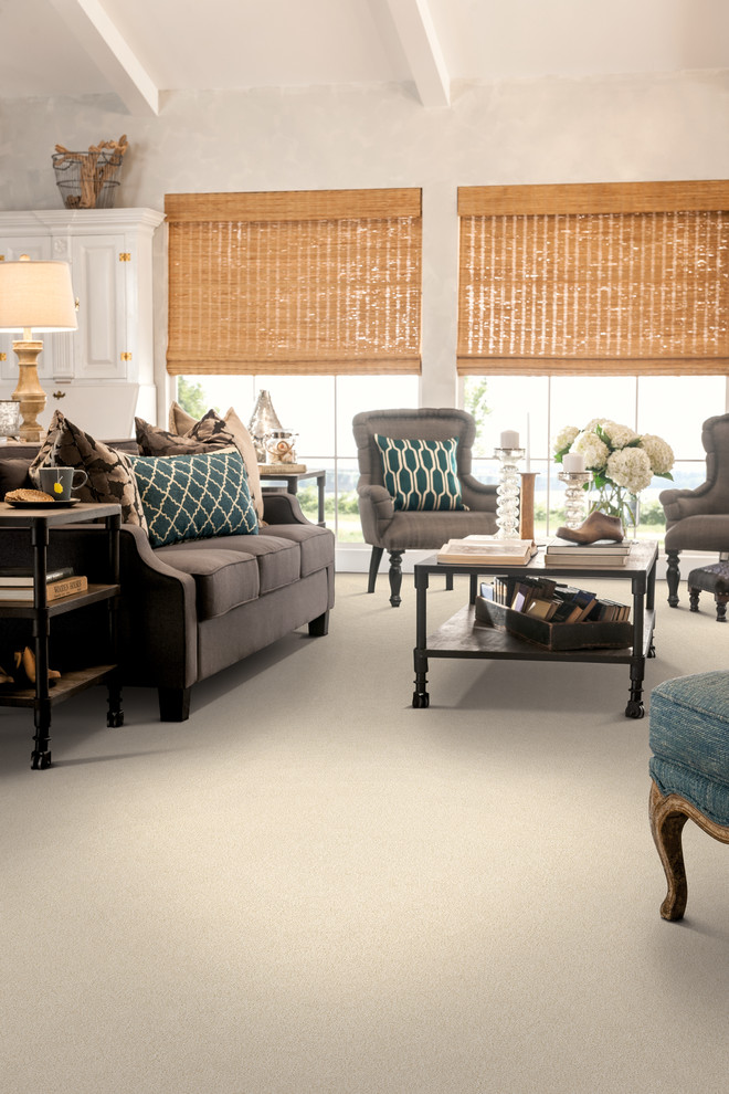 Стильный дизайн: гостиная комната в классическом стиле с ковровым покрытием - последний тренд