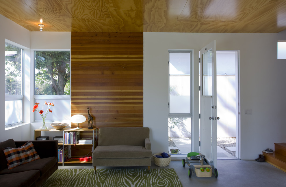 Свежая идея для дизайна: гостиная комната в стиле модернизм с белыми стенами, коричневым диваном и ковром на полу - отличное фото интерьера