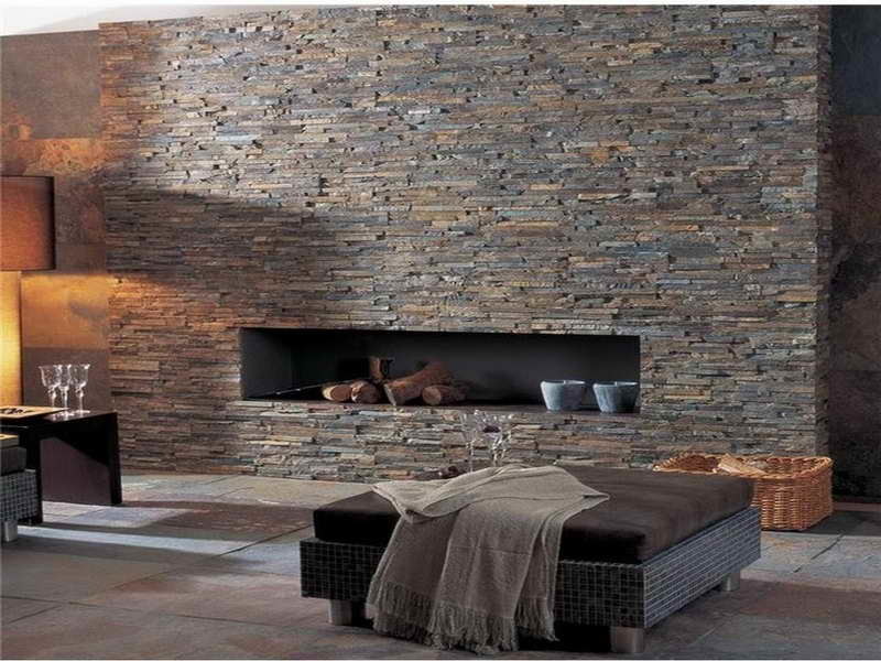 マイアミにある広いコンテンポラリースタイルのおしゃれなLDK (スレートの床、横長型暖炉、石材の暖炉まわり) の写真