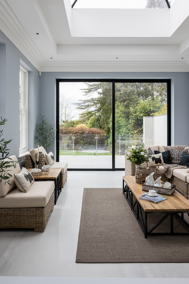 Esempio di un grande soggiorno design aperto con pareti blu e pavimento bianco