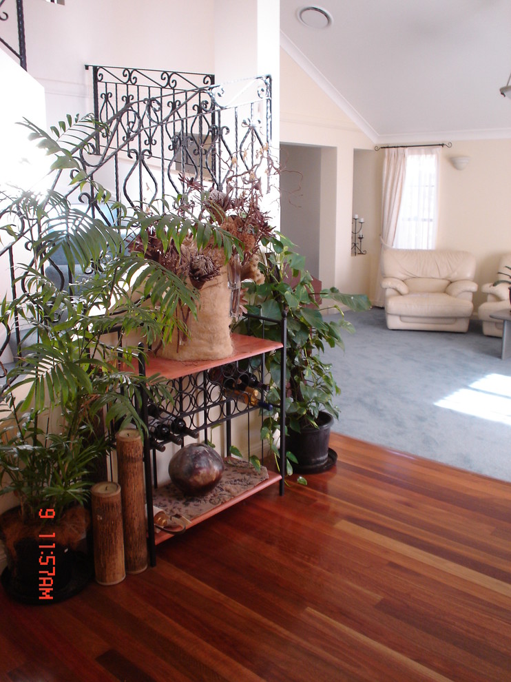 Idéer för att renovera ett eklektiskt vardagsrum, med mellanmörkt trägolv