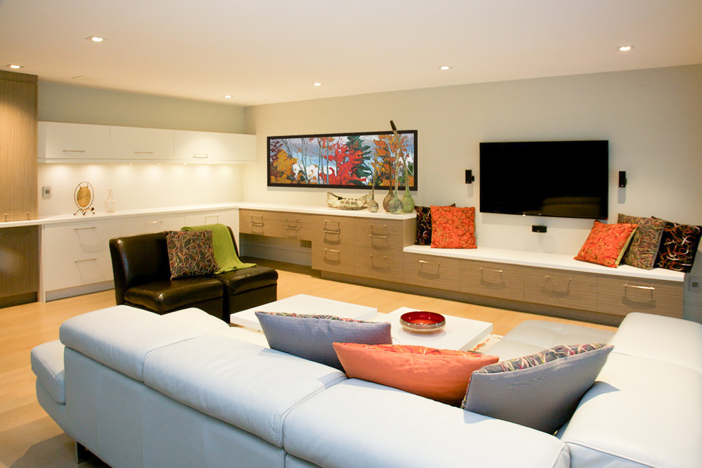 Immagine di un grande soggiorno moderno aperto con pareti grigie, parquet chiaro, nessun camino, TV a parete e pavimento beige
