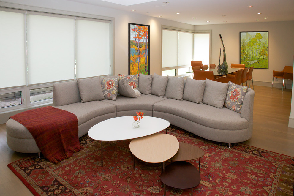 Großes, Fernseherloses, Offenes Modernes Wohnzimmer mit beiger Wandfarbe, hellem Holzboden, Kamin, Kaminumrandung aus Stein und beigem Boden in Toronto