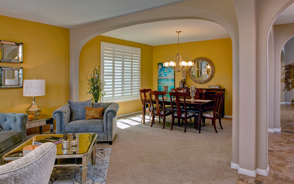 Idee per un soggiorno tradizionale di medie dimensioni e aperto con pareti gialle e moquette