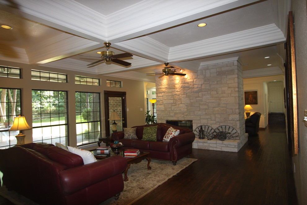 Foto di un soggiorno tradizionale con pareti beige, pavimento in bambù e pavimento marrone