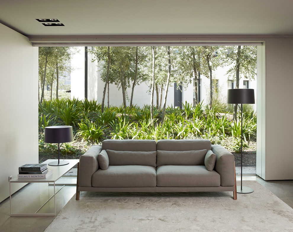Example of a trendy living room design in Barcelona