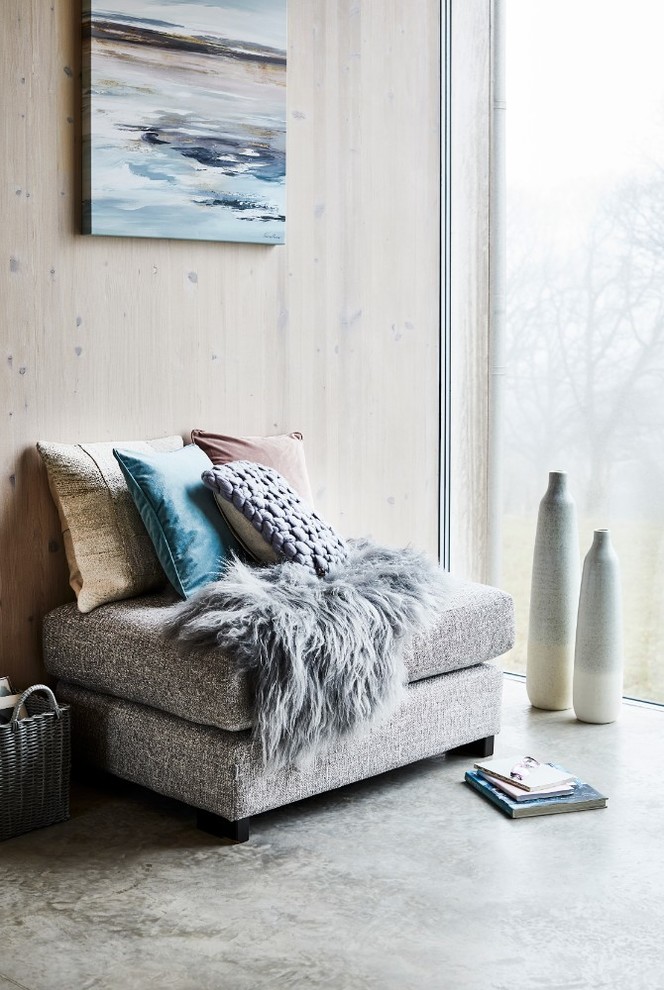 Immagine di un ampio soggiorno nordico aperto con pavimento grigio
