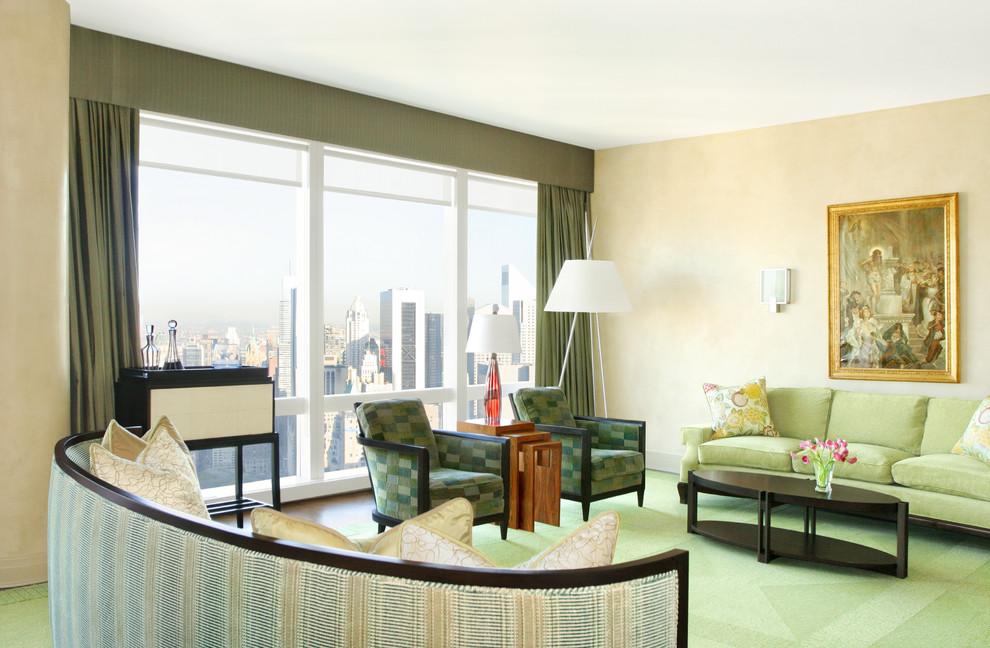 Geräumiges, Offenes, Repräsentatives Modernes Wohnzimmer mit beiger Wandfarbe und braunem Holzboden in New York