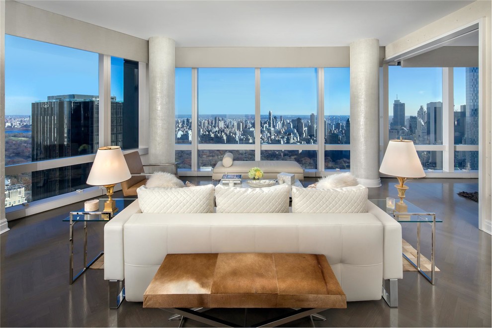 Mittelgroßes Modernes Wohnzimmer im Loft-Stil mit weißer Wandfarbe, grauem Boden und braunem Holzboden in New York