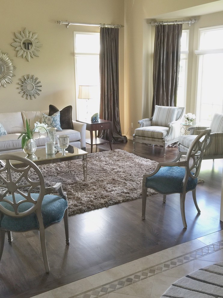 Immagine di un soggiorno chic chiuso con sala formale, pareti beige, parquet scuro e pavimento marrone