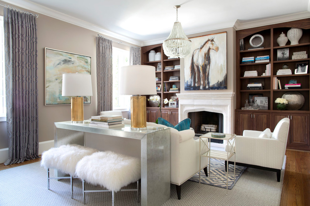 Repräsentatives Klassisches Wohnzimmer mit beiger Wandfarbe, braunem Holzboden und Kamin in Atlanta