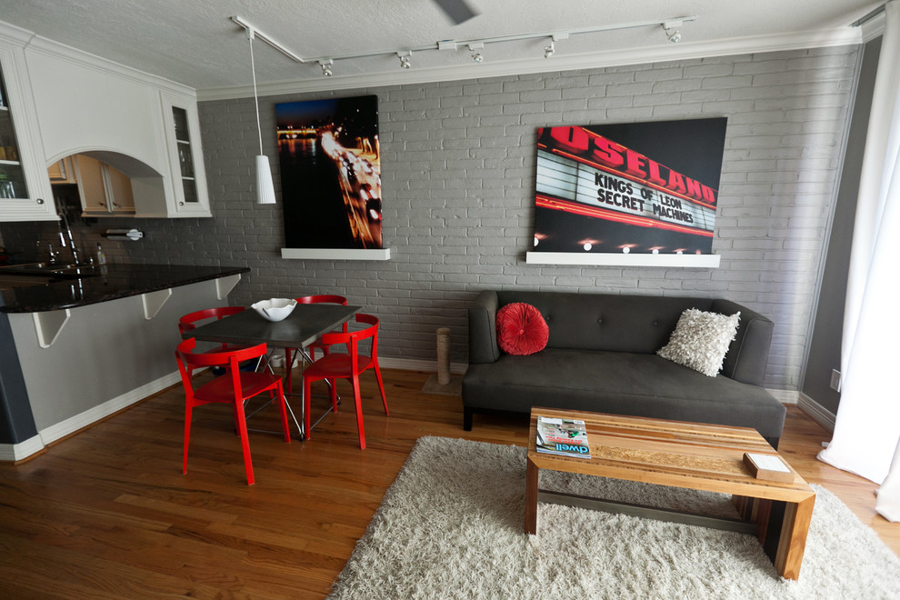 Mittelgroßes Modernes Wohnzimmer mit grauer Wandfarbe und braunem Holzboden in Houston