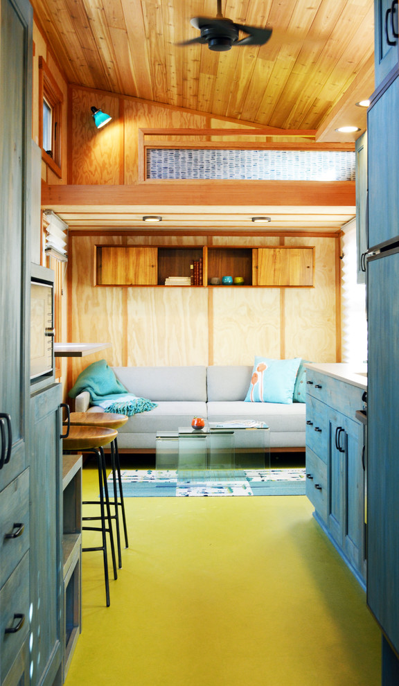 Foto di un piccolo soggiorno minimal chiuso con sala formale, pareti beige, pavimento in legno verniciato, nessun camino e nessuna TV