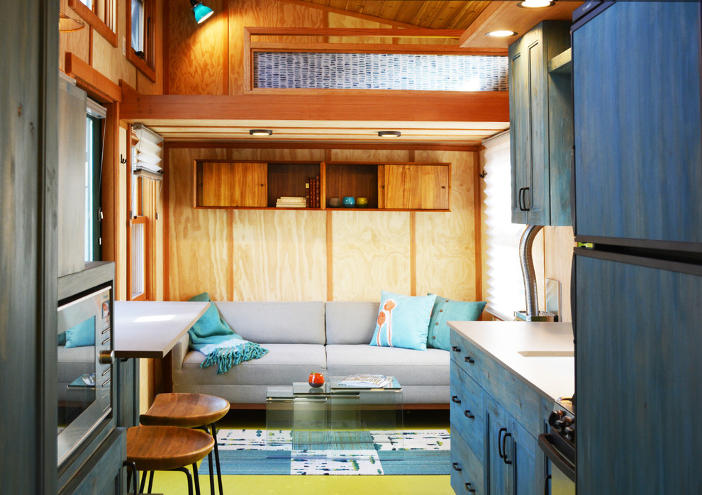 Idéer för ett litet modernt separat vardagsrum, med ett finrum, beige väggar och målat trägolv