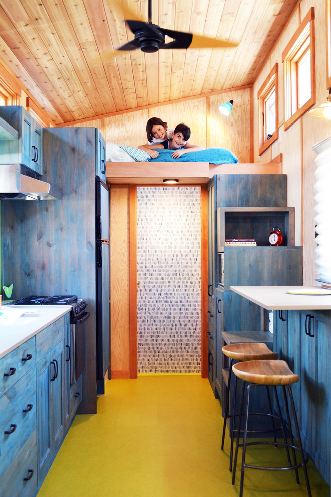Foto på ett litet funkis separat vardagsrum, med ett finrum, beige väggar och målat trägolv