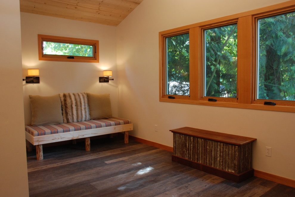 Стильный дизайн: маленькая открытая гостиная комната в современном стиле с белыми стенами, полом из винила, угловым камином, телевизором на стене и разноцветным полом для на участке и в саду - последний тренд