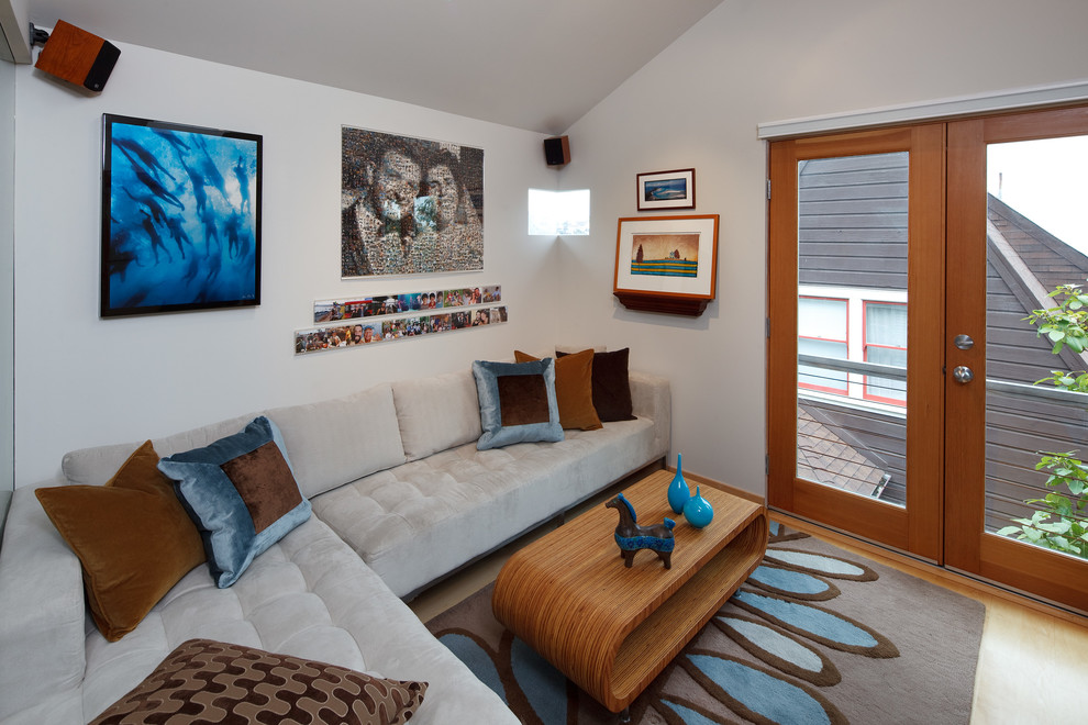 Kleines, Repräsentatives, Fernseherloses, Abgetrenntes Modernes Wohnzimmer ohne Kamin mit weißer Wandfarbe, hellem Holzboden und beigem Boden in San Francisco