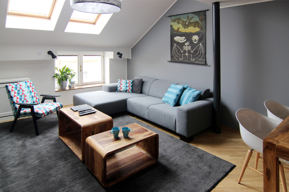 Repräsentatives, Kleines, Abgetrenntes Modernes Wohnzimmer mit grauer Wandfarbe und hellem Holzboden in Sonstige
