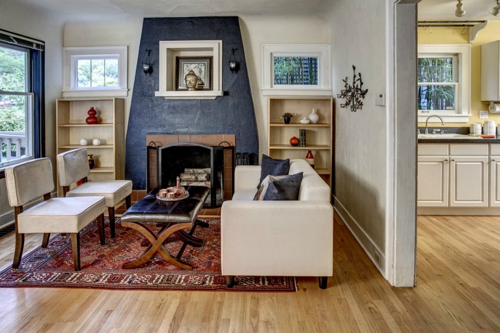 На фото: гостиная комната в классическом стиле с бежевыми стенами, паркетным полом среднего тона, стандартным камином и ковром на полу