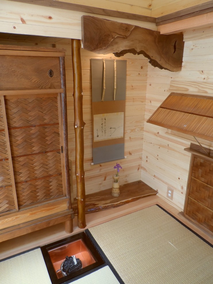 На фото: маленькая открытая гостиная комната в восточном стиле с коричневыми стенами и светлым паркетным полом без телевизора для на участке и в саду