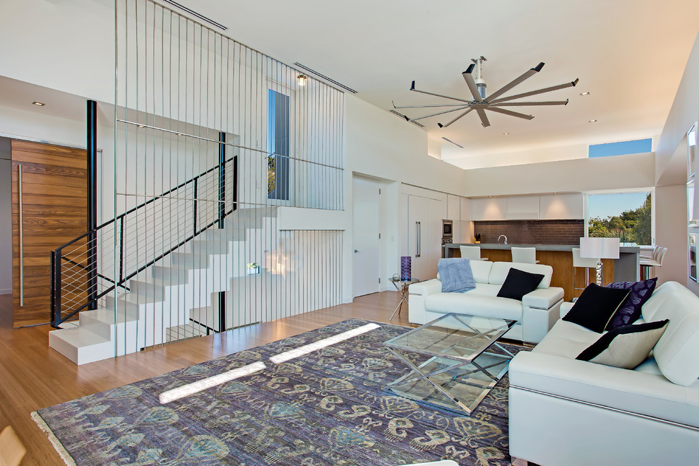 На фото: открытая, парадная гостиная комната среднего размера в современном стиле с белыми стенами и полом из бамбука без камина, телевизора