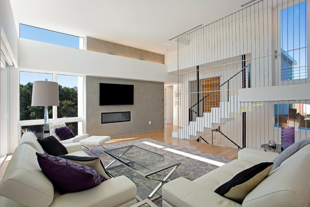 Источник вдохновения для домашнего уюта: гостиная комната в современном стиле с горизонтальным камином, телевизором на стене и акцентной стеной