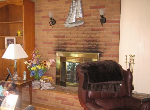 Idee per un soggiorno classico di medie dimensioni e chiuso con pareti beige e cornice del camino in mattoni