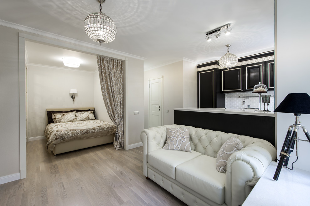 Идея дизайна: парадная, открытая, объединенная гостиная комната в стиле неоклассика (современная классика) с белыми стенами и светлым паркетным полом
