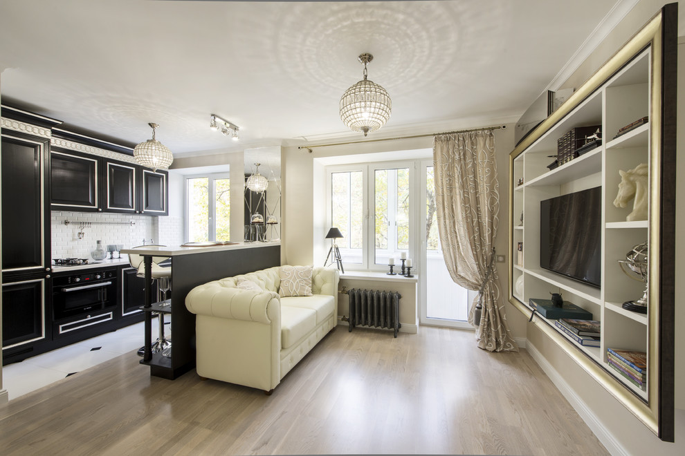 На фото: парадная, открытая, объединенная гостиная комната в классическом стиле с белыми стенами, светлым паркетным полом и телевизором на стене без камина с
