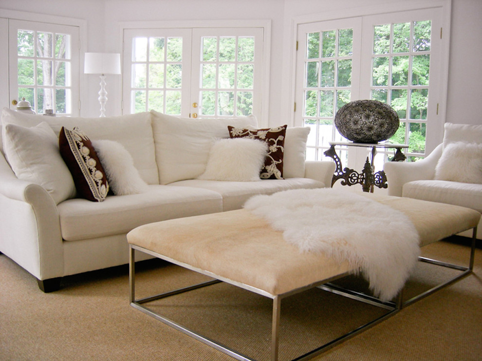 Foto di un soggiorno classico di medie dimensioni e chiuso con pareti bianche, moquette, nessun camino e pavimento marrone