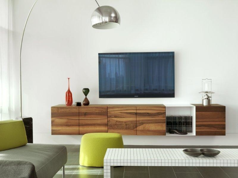 Immagine di un soggiorno minimalista aperto con pareti bianche, pavimento con piastrelle in ceramica e TV a parete