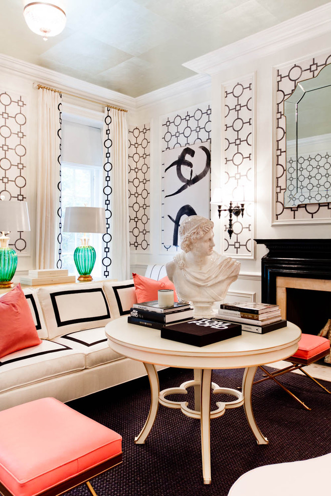 Идея дизайна: гостиная комната в стиле фьюжн с розовыми стенами, стандартным камином и ковром на полу