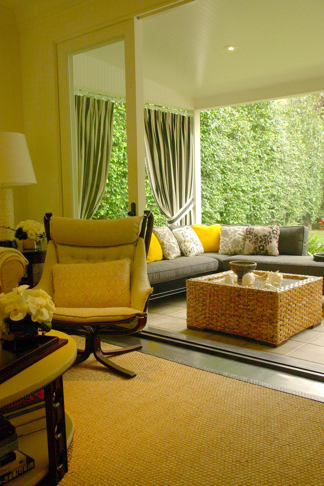 Foto di un grande soggiorno minimalista aperto con pareti bianche, pavimento in legno massello medio, camino classico e pavimento marrone