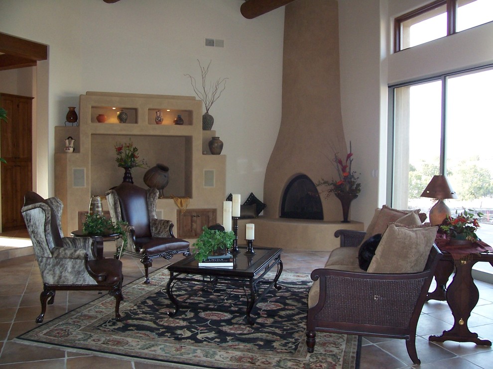Идея дизайна: гостиная комната среднего размера в стиле фьюжн с белыми стенами, полом из керамической плитки, угловым камином и коричневым полом