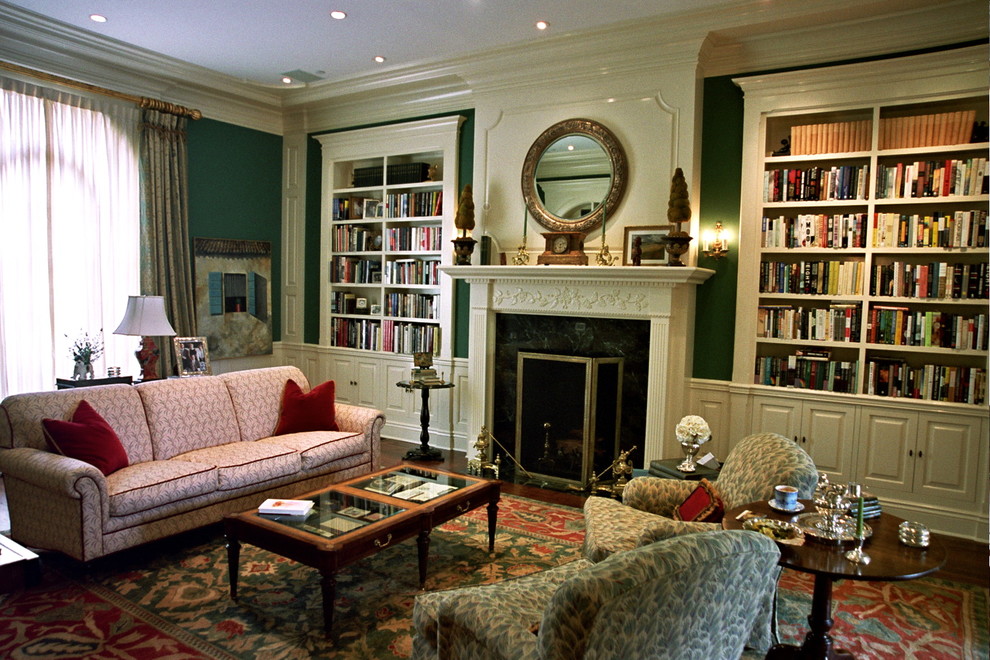 Aménagement d'un grand salon classique fermé avec une salle de réception, un mur vert, un sol en bois brun, une cheminée standard, un manteau de cheminée en pierre et un sol rouge.