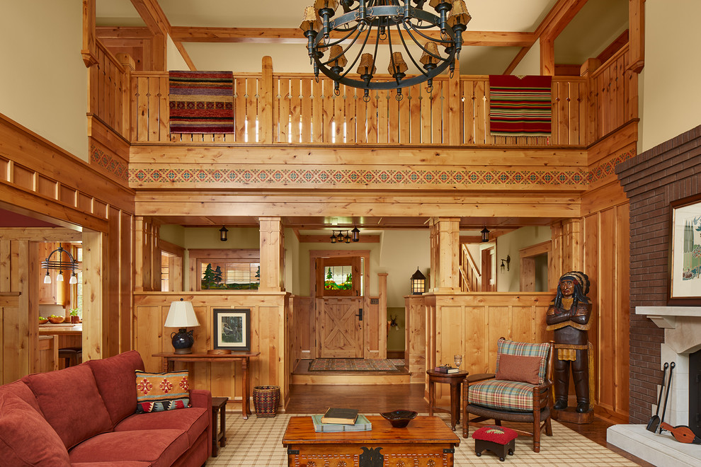 Foto di un soggiorno rustico con pareti beige, pavimento in legno massello medio, camino classico e cornice del camino in pietra