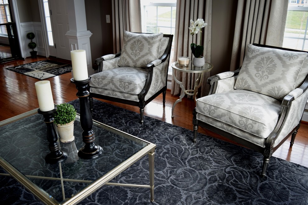 Стильный дизайн: парадная, открытая гостиная комната среднего размера в стиле неоклассика (современная классика) с серыми стенами и светлым паркетным полом - последний тренд