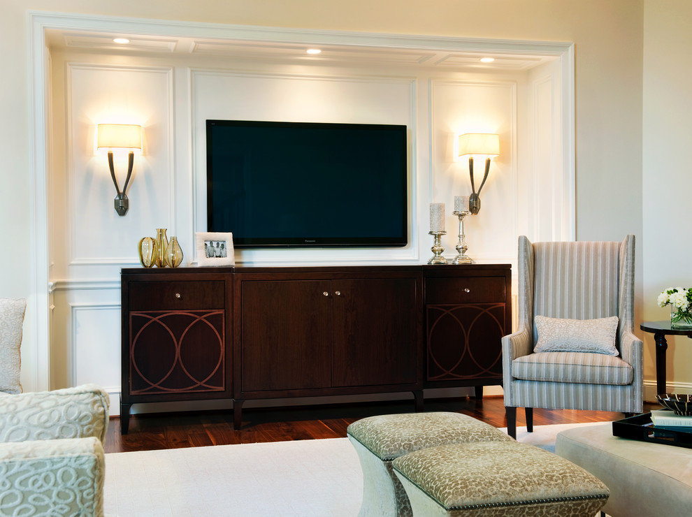 Пример оригинального дизайна: гостиная комната в стиле неоклассика (современная классика) с телевизором на стене