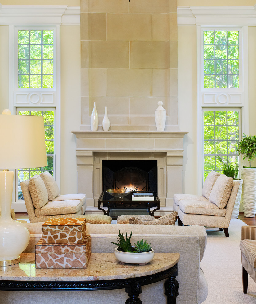 Inspiration pour un salon traditionnel ouvert avec un mur beige, une cheminée standard, une salle de réception et un manteau de cheminée en pierre.