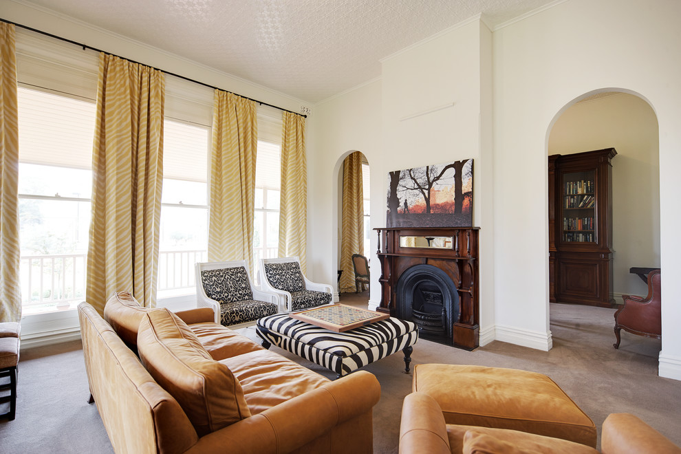 Стильный дизайн: парадная, изолированная гостиная комната в стиле неоклассика (современная классика) с белыми стенами, ковровым покрытием, стандартным камином и фасадом камина из дерева без телевизора - последний тренд