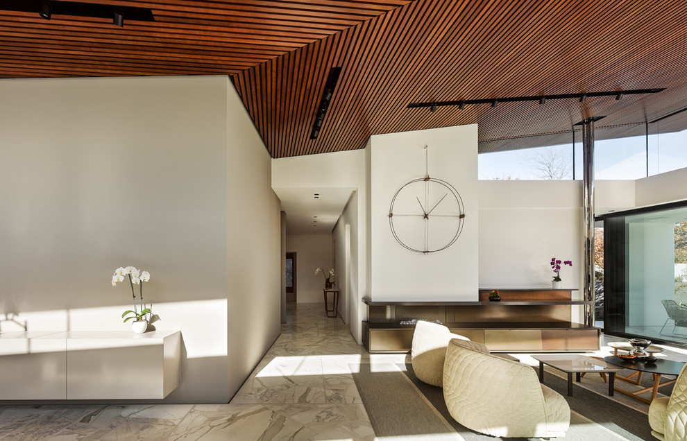 Diseño de salón para visitas abierto actual con paredes blancas y suelo de mármol