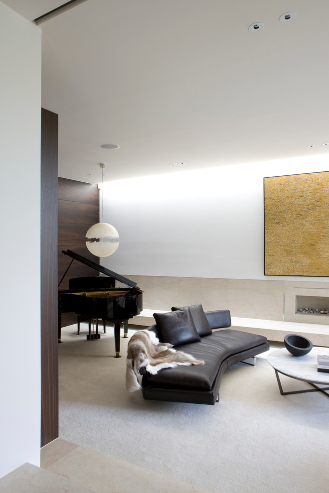 Modelo de salón con rincón musical moderno sin televisor con paredes blancas, moqueta y chimenea lineal