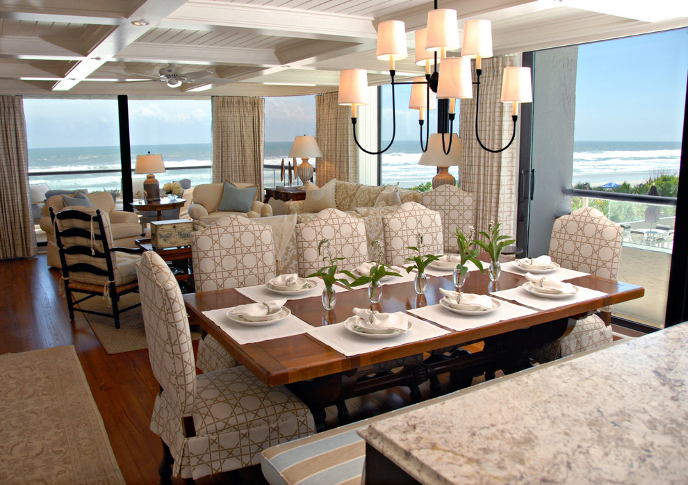 Exemple d'une salle à manger bord de mer de taille moyenne avec un mur marron, parquet clair, un sol marron et un plafond à caissons.